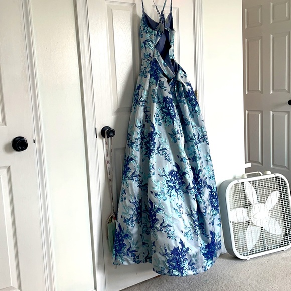 Prom dress tried on but never worn - Picture 4 of 5